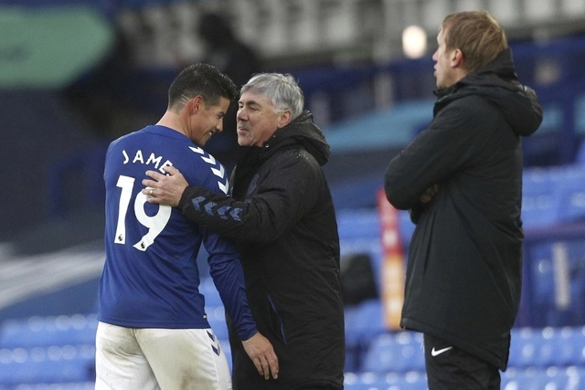 James Rodríguez y Carlo Ancelotti festejan el triunfo del Everton ante el Brighton, en la fecha cuatro de la Premier League. Foto Ap 