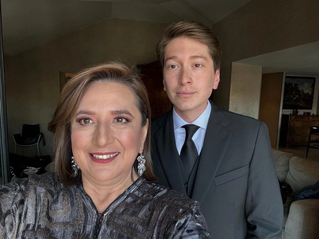 La candidata de Fuerza y Corazón por México, Xóchitl Gálvez, junto a su hijo Juan Pablo Sánchez Gálvez. Imagen tomada de X @JPsagalvez