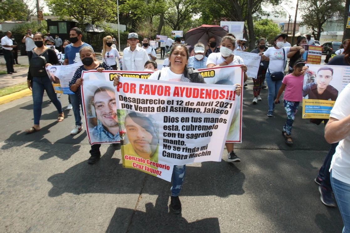 Familiares y amigos de desaparecidos durante la protesta. Foto Arturo Campos