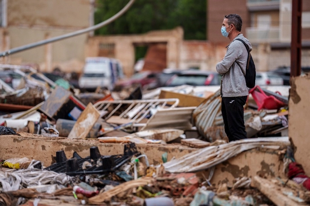 Un hombre mira la destrucción en un área afectada por la DANA en Alfafar, España. Foto AP 