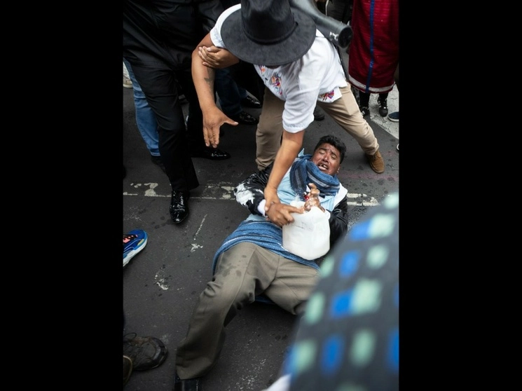 Vicente Hernández, procedente de Santiago Mexquititlán, Querétaro, intentó en varias ocasiones prenderse fuego durante una protesta de integrantes de las comunidades otomí, triqui, mazahua y nahua frente a la sede del Gobierno capitalino, porque no se les incluyó en la novena Feria de las Culturas Indígenas, Pueblos y Barrios Originarios de la Ciudad de México. Foto Alfredo Domínguez