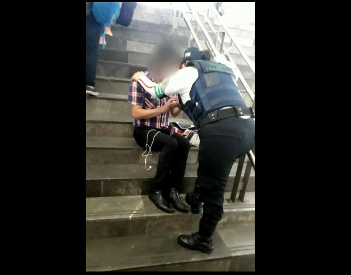 Un joven de 25 años, que trató de arrojarse a las vías del Metro Merced de la Línea 1, fue atendido por personal del Programa Salvemos Vidas del STC. Imagen tomada del Twitter @MetroCDMX