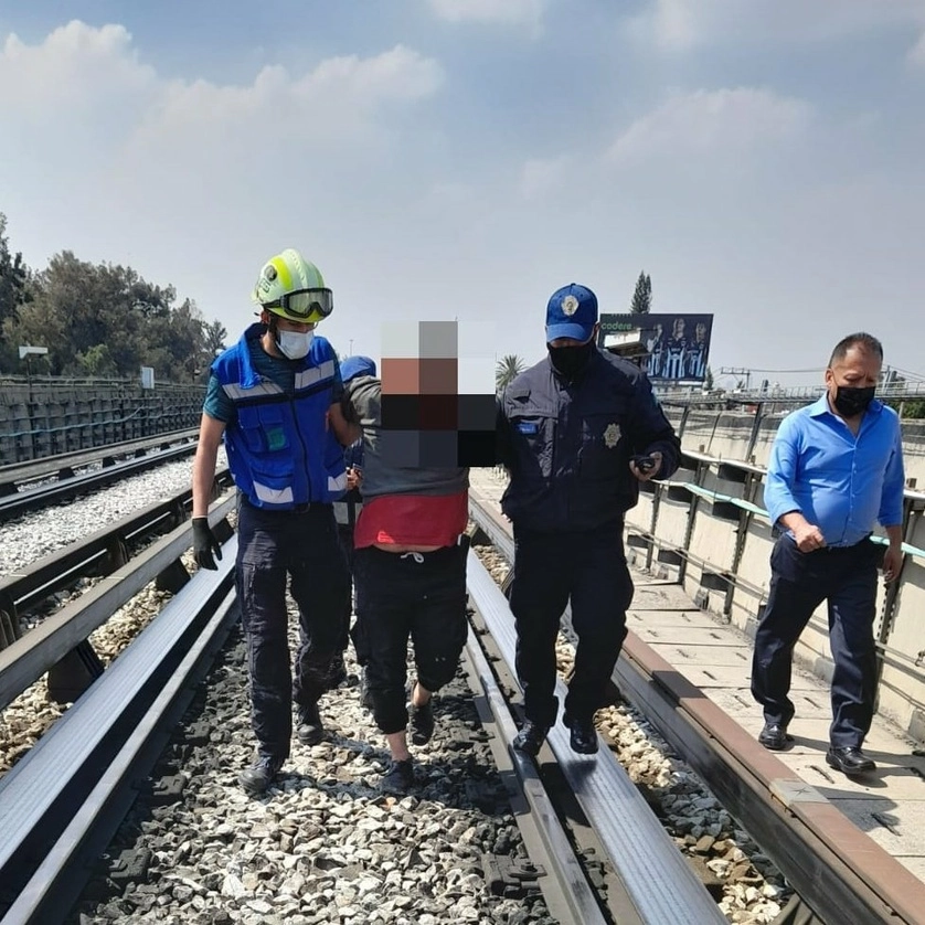El hombre descendió a vías en la estación Ciudad Deportiva. Foto tomada de la cuenta de Twitter @MetroCDMX