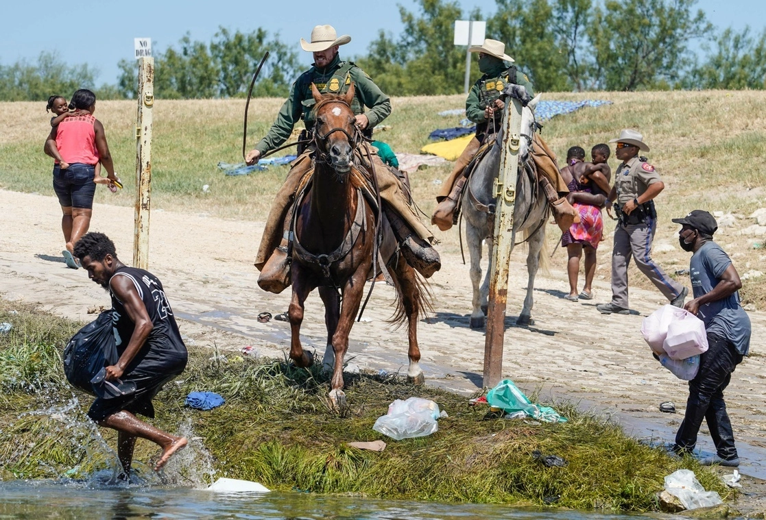 Migrantes haitianos reprimidos por la policía texana, el 19 de septiembre de 2021. Foto Afp