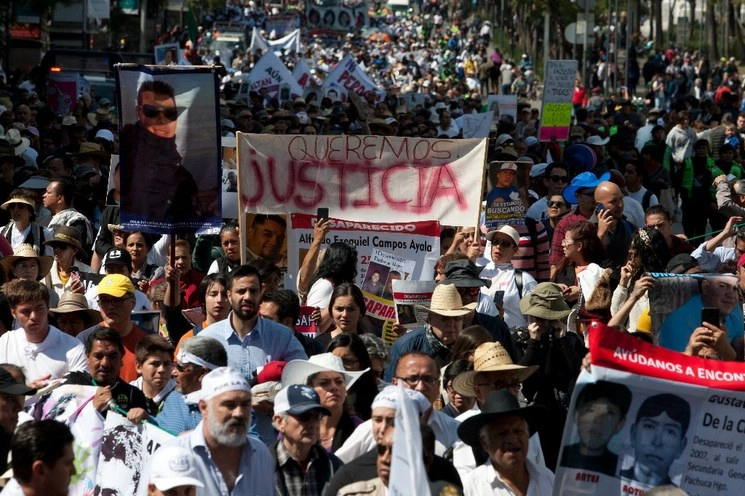 Durante la Caminata en silencio por la Verdad, Justicia y Paz, en el Zócalo capitalino, en imagen del domingo pasado. Foto Cristina Rodríguez