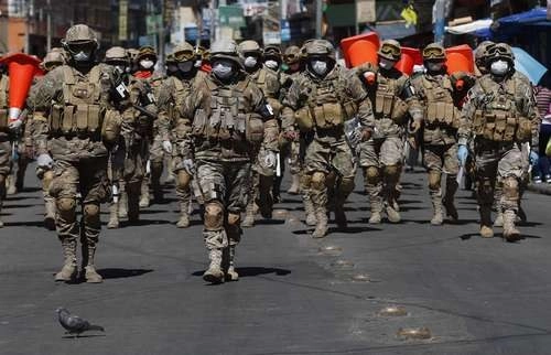 Militares en La Paz para vigilar que se cumpla la cuarentena por el Covid-19. Foto Ap