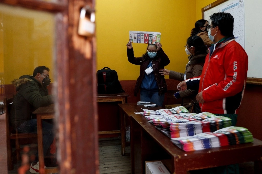 Sede de una de las mesas electorales de este domingo, en La Paz. Foto Afp
