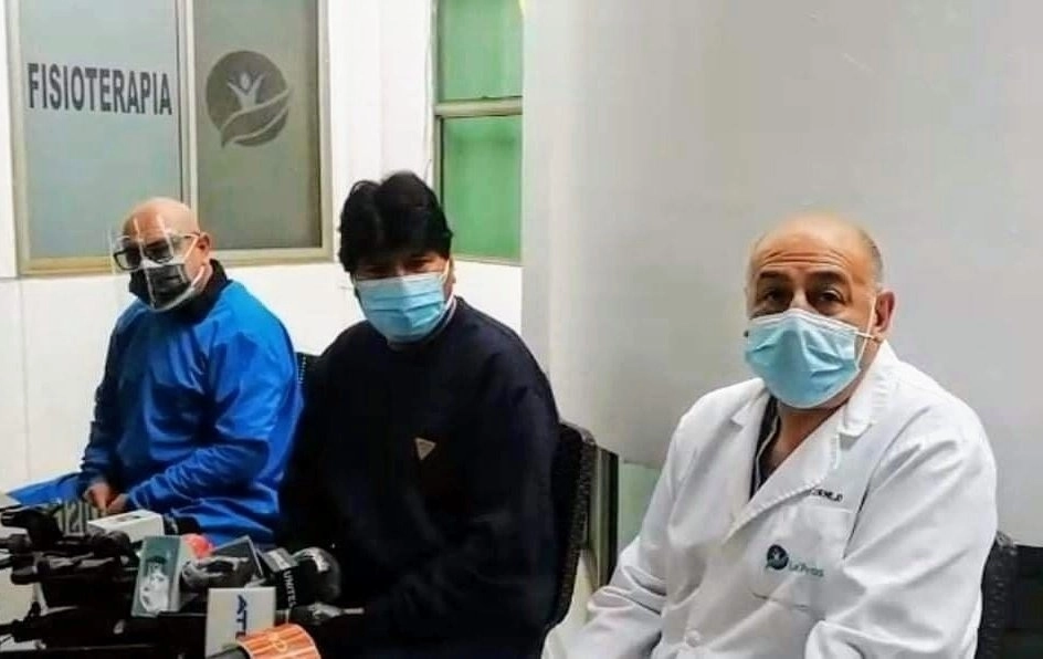 El ex presidente de Bolivia, Evo Morales, antes de salir del hospital privado donde fue atendido. Imagen tomada de @evoespueblo