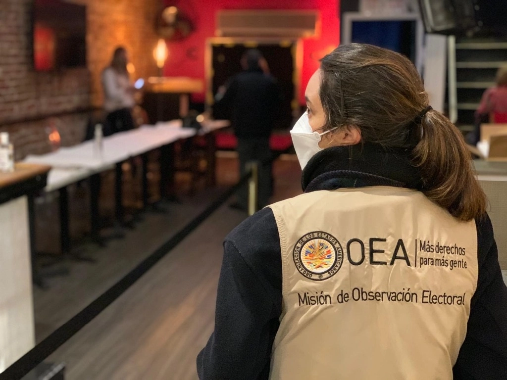 Observadora de la OEA durante las elecciones presidenciales en Bolivia. Foto Tomada del Twitter @OEA_oficial
