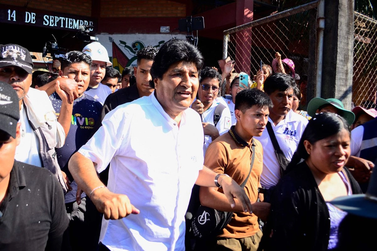 El expresidente boliviano Evo Morales sale de su colegio electoral tras votar en las elecciones presidenciales en la Villa 14 de Septiembre, departamento de Cochabamba, Bolivia, el 17 de agosto de 2025. Foto