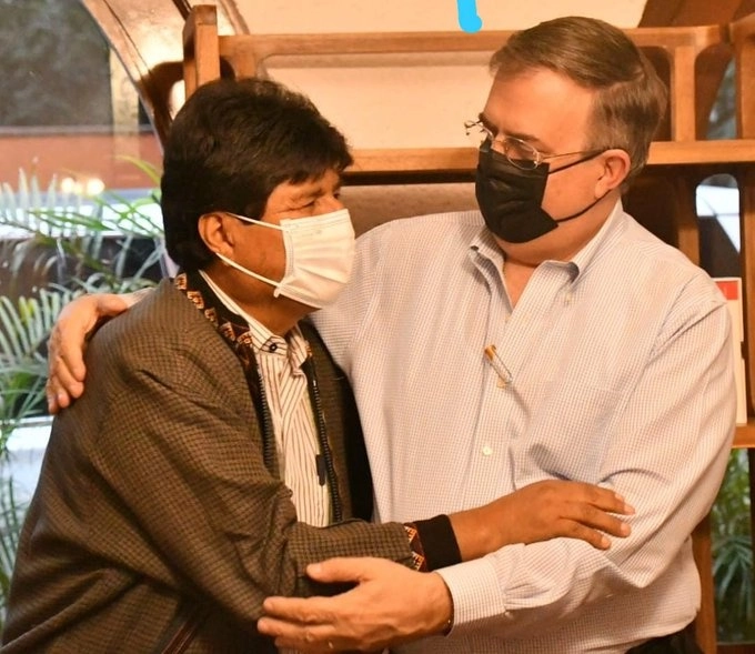 El canciller Marcelo Ebrard (der) y el ex presidente de Bolivia, Evo Morales (izq) Foto tomada de la cuenta de Twitter @m_ebrard