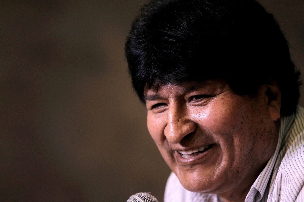 El expresidente boliviano Evo Morales anuncia el inicio de su viaje a Bolivia, a la localidad fronteriza de La Quiaca, en Buenos Aires. Foto Afp