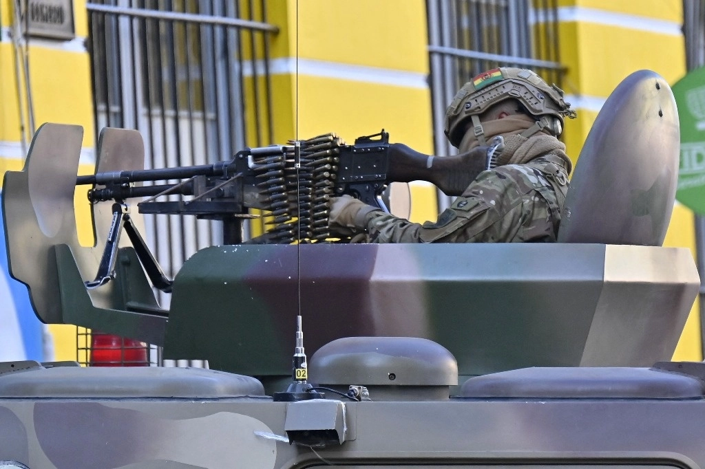 Un soldado en un vehículo blindado está desplegado frente al Palacio Quemado en la Plaza Murillo de La Paz el 26 de junio de 2024. Foto Afp