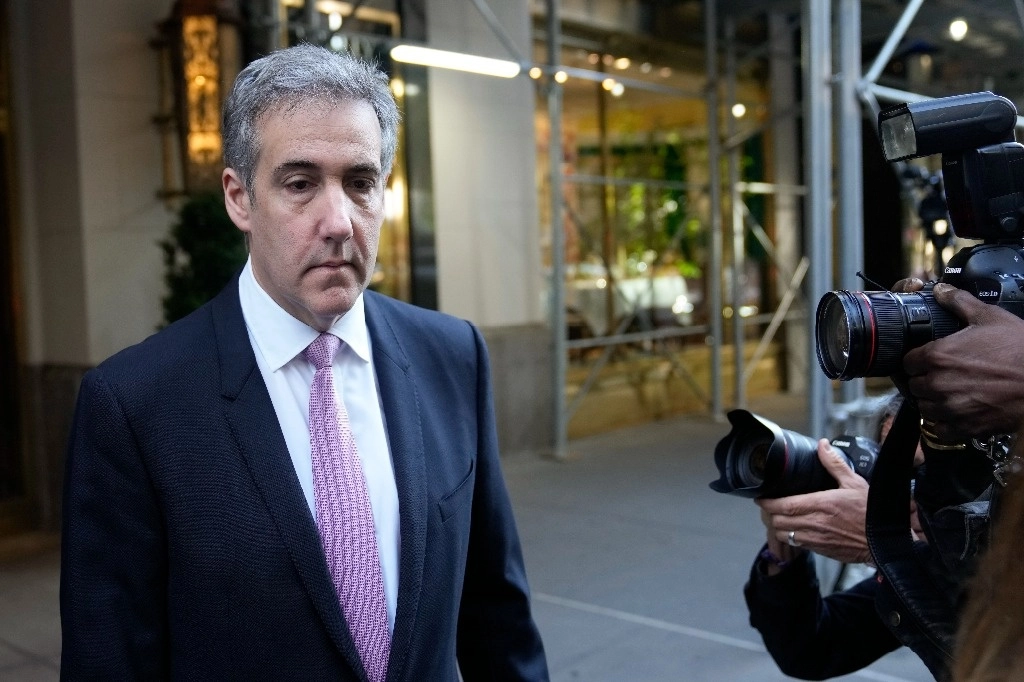 El ex abogado de Donald Trump, Michael Cohen, a la salida de su hogar rumbo a la corte en Nueva York este lunes. Foto Ap 