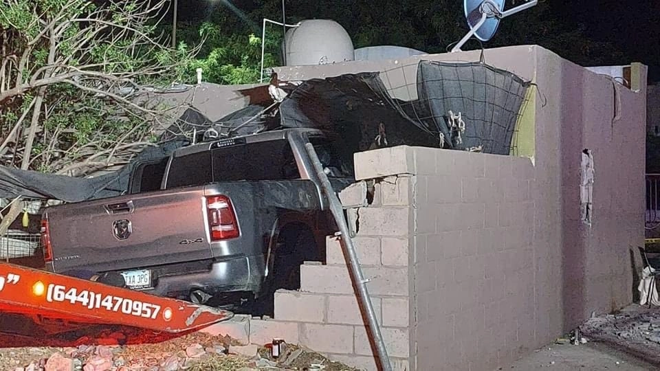 El ex campeón mundial de box Orlando ‘Siri’ Salido impactó su camioneta contra una vivienda de la colonia Misión del Real, en Cajeme, lo que provocó la muerte de un hombre y dejó una mujer lesionada. Foto ‘La Jornada’