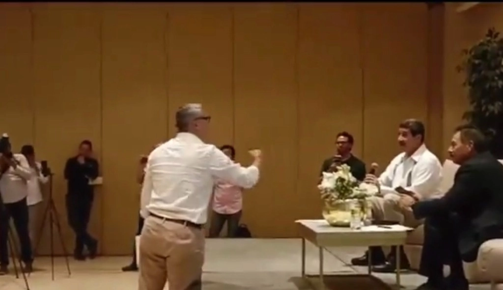 Christopher James Barousse, ex dirigente juvenil del PRI, encaró ayer a Javier Corral Jurado, ex gobernador panista de Chihuahua, en el foro Retos en el combate a la corrupción, efectuado en Ciudad Obregón, Sonora. Foto Captura de pantalla de video publicado en X



