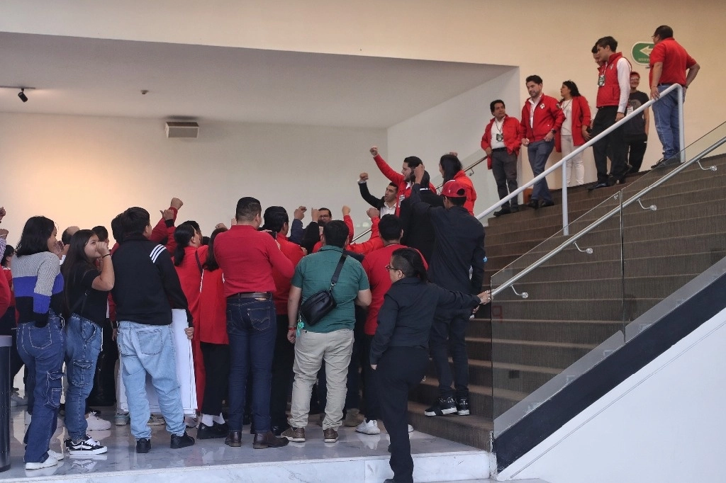 En la imagen, simpatizantes del PRI intentan ingresar por la fuerza al Pepsi Center, donde se llevó a cabo la Asamblea Nacional para reformar los estatutos del partido, el 7 de julio de 2024. Foto 'La Jornada' 