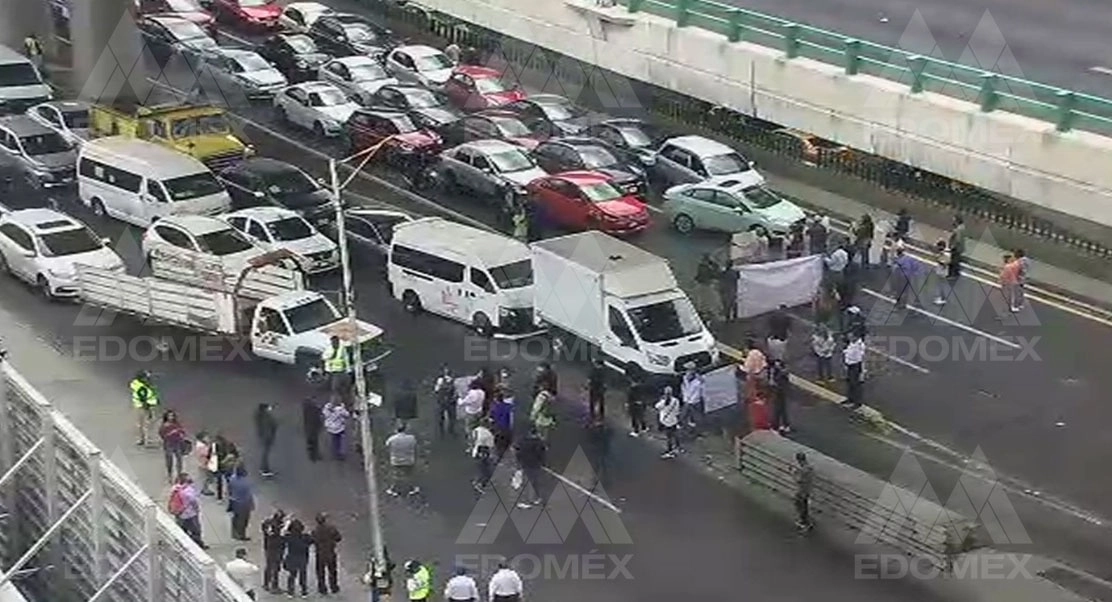 La protesta de los ex trabajadores de la alcaldía de Naucalpan fue retirada por elementos de la policía. Foto @C5_CDMX