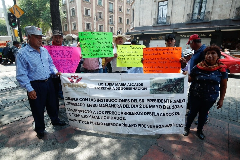 Ex ferrocarrileros esperan afuera del lugar donde se lleva acabo la conferencia de prensa con representantes del Frente Ferrocarrilero de Reconstrucción Sindical, en la Ciudad de México, el 8 de mayo de 2024. Foto Cristina Rodriguez