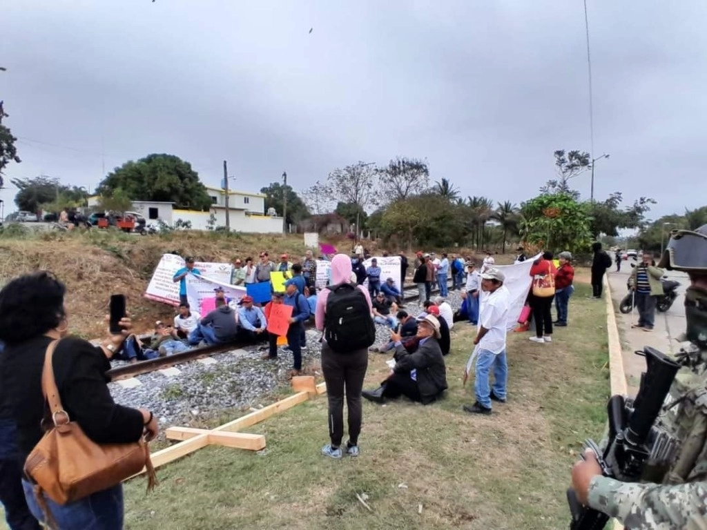 Ex trabajadores de Ferrocarriles Nacionales de México bloquearon diversas vialidades para exigir un pago al que, dicen, aún tienen derecho, el 14 de febrero de 2024. Foto 'La Jornada'
