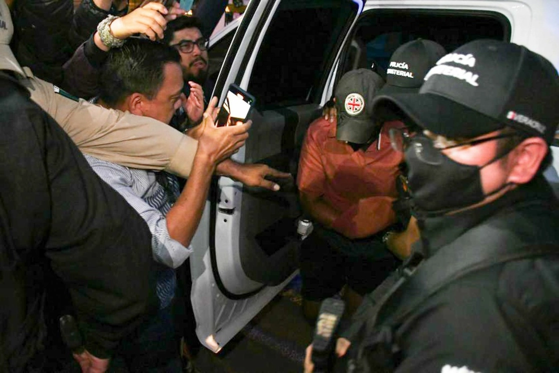 El ex fiscal de Veracruz, Jorge Winkler Ortiz (naranja), es trasladado a los juzgados de Pacho Viejo, luego de ser detenido en Puerto Escondido, Oaxaca. Foto Cuartoscuro