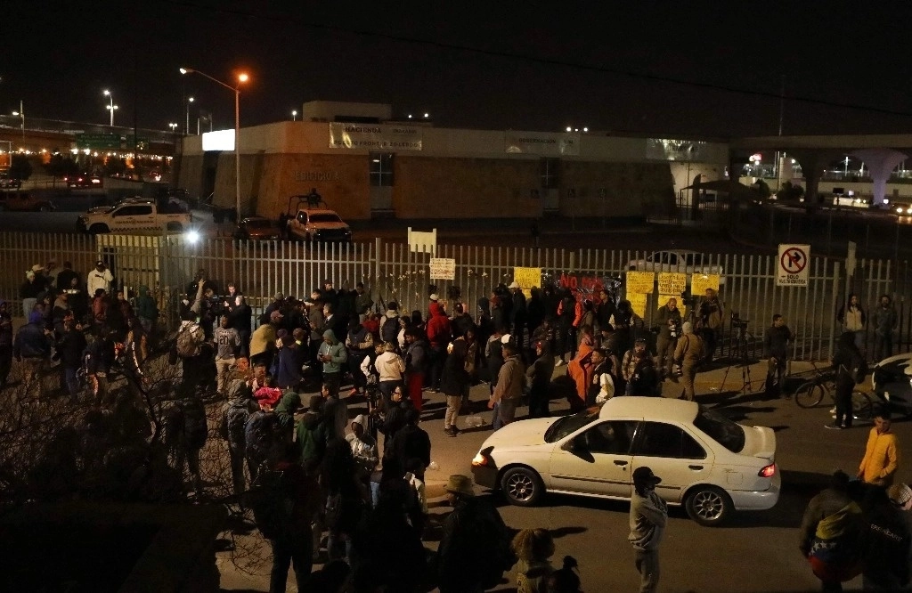 Vigilia en memoria de las víctimas del incendio en el centro de detención migratoria en Ciudad Juárez, Chihuahua, el 28 de marzo de 2023. Foto Afp