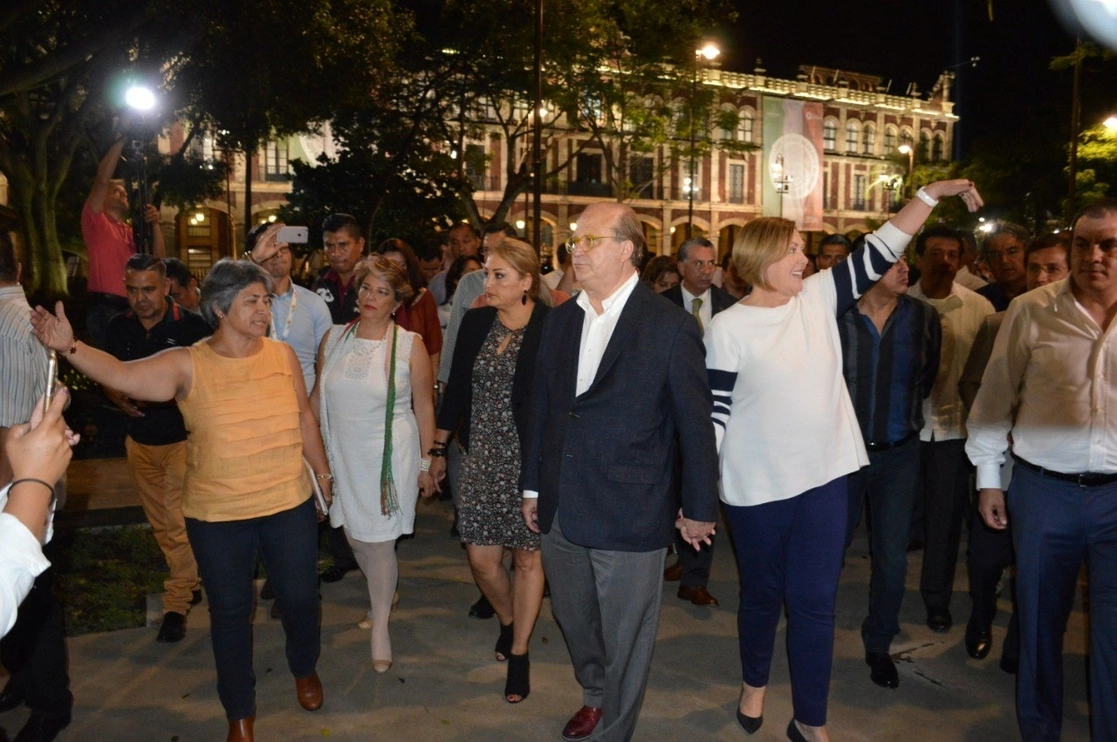 En 2016 el entonces gobernador de Morelos, Graco Ramírez, y su esposa, Elena Cepeda, recorrieron junto con Patricia Izquierdo (a la izquierda), secretaria de Obras Públicas, la plaza de armas Emiliano Zapata, en Cuernavaca, la cual fue rehabilitada con una inversión de 49 mdp. Foto ‘La Jornada’