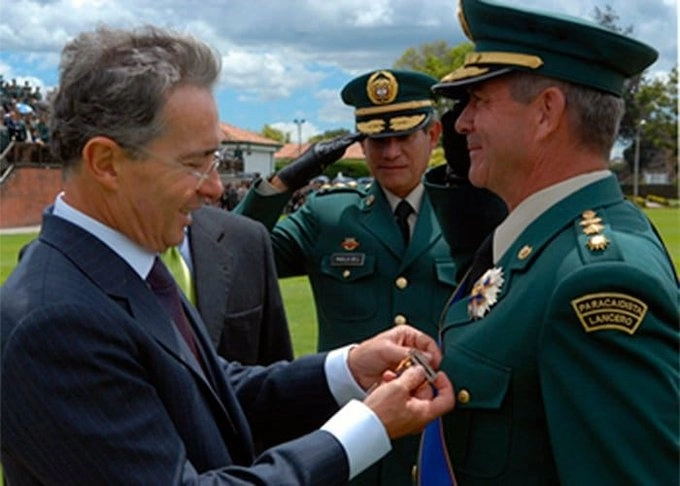 El general Mario Montoya (derecha) junto al ex presidente, Álvaro Uribe. Foto tomada de la cuenta de Twitter @CSPP_