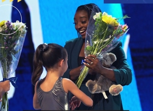 Cada palabra o gesto de la menuda gimnasta eran prolongadas ovaciones de los asistentes frente a una Simone que no se ruboriza al desvelar que sigue en terapia. Foto @fundaciontelmex