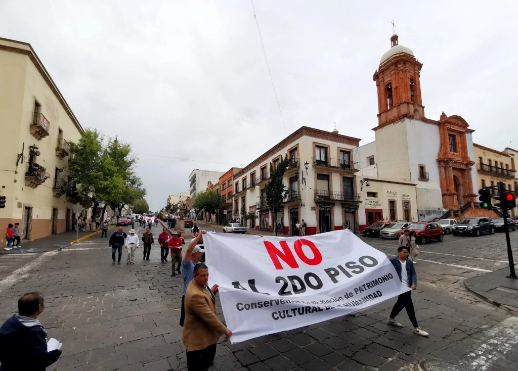 El anuncio se realizó al término de la marcha y mitin, en la que participaron más de 500 personas, entre empresarios, comerciantes, así como investigadores y docentes de la UAZ. Foto Alfredo Valadez