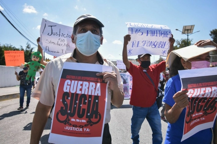 Protesta de familiares de víctimas de la guerra sucia en imagen de archivo. Foto La Jornada
