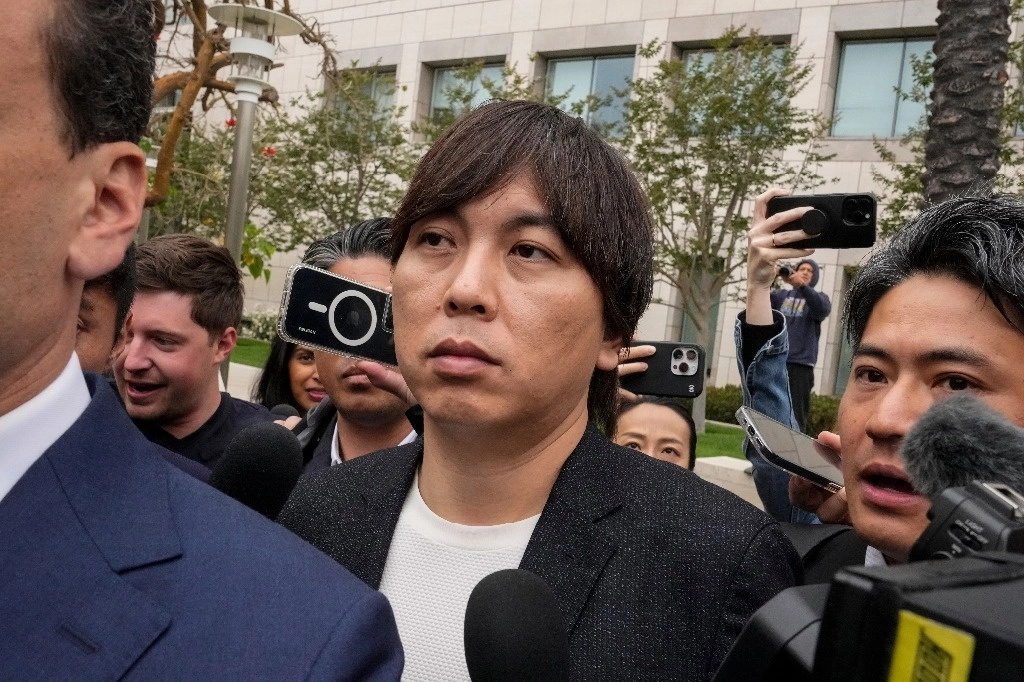 Ippei Mizuhara, a su salida de la corte de Los Ángeles, donde se declaró culpable de fraude fiscal y bancario en perjuicio del bateador japonés de los Dodgers, Shohei Ohtani. Foto Ap.