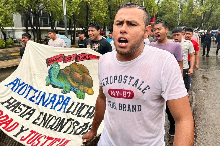 Normalistas durante la ciento cinco Acción Global por Ayotzinapa y México. Foto Luis Castillo 