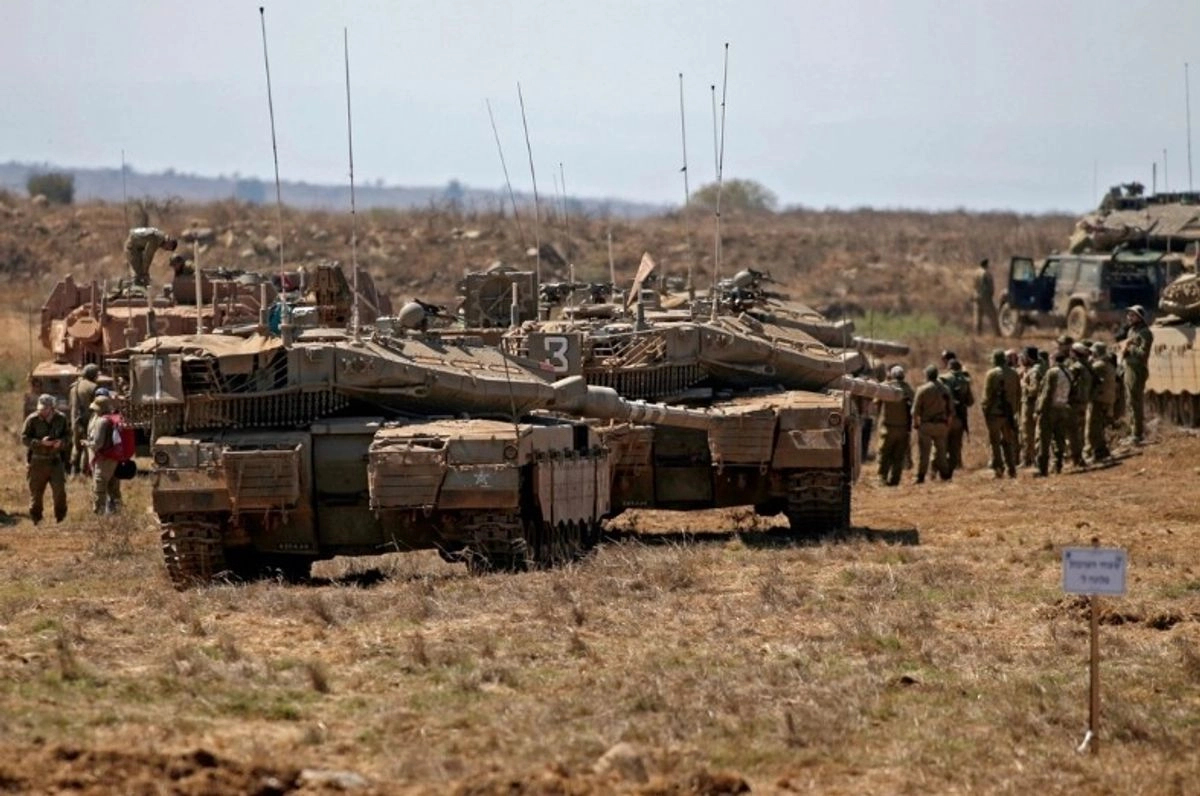 Soldados israelíes realizan ejercicios militares cerca de la frontera con Siria. 