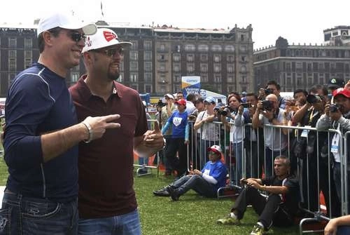 Los ex ligamayoristas Valdez y Loaiza saludan a fanáticos en la Plaza de la Constitución, en el Centro Histórico de la Ciudad de México. Foto Francisco Olvera / Archivo