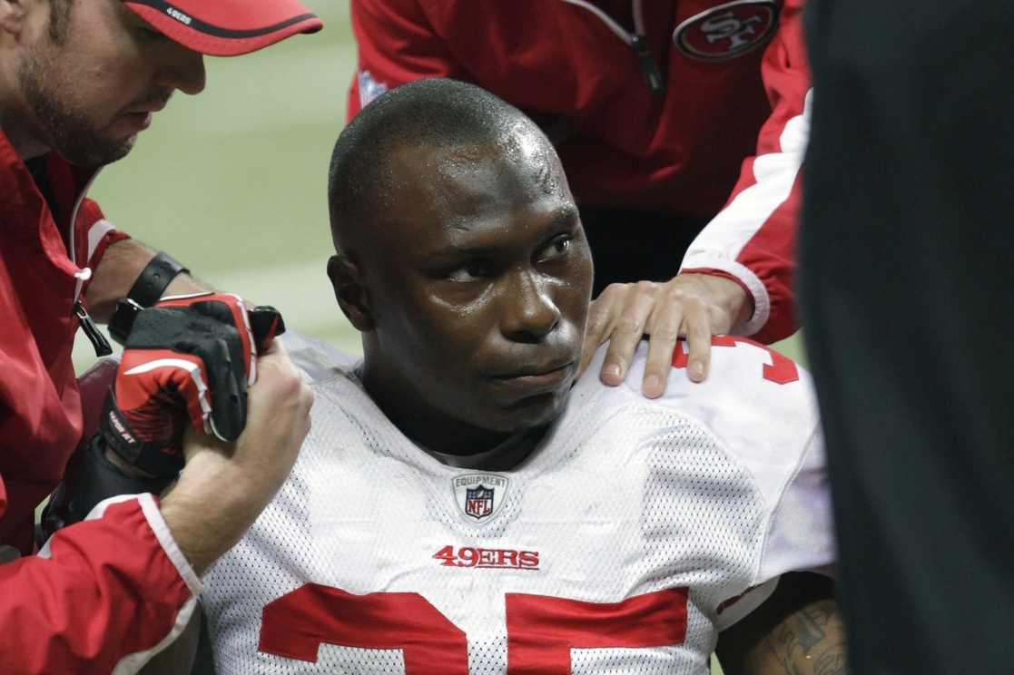 Phillip Adams, de 33 años, jugó para varios equipos en la NFL, incluyendo los 49ers de San Francisco y los Falcons de Atlanta tras brillar en la Universidad Estatal de Carolina del Sur. Foto Ap / Archivo