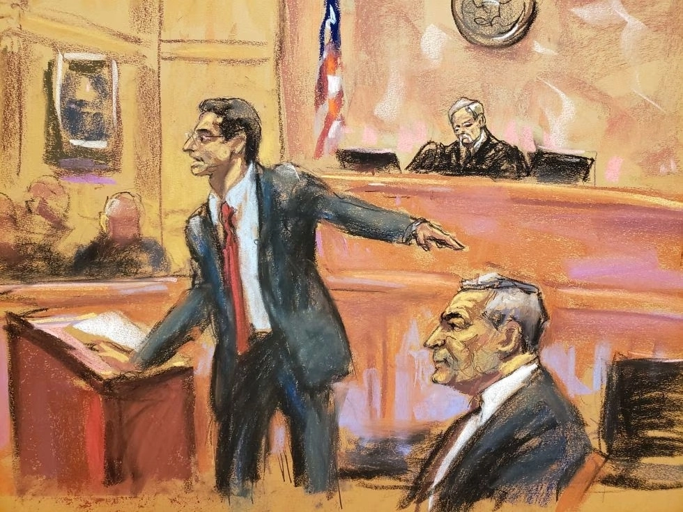 El juicio contra Genaro García Luna, quien fuera secretario de Seguridad Pública en el sexenio de Felipe Calderón, comenzó la semana pasada en NY. En la imagen se ve al imputado, mientras el fiscal Phillip Pilmar lo acusa. Al fondo, el juez Biran Cogan. Ilustración de Jane Rosenberg / Archivo