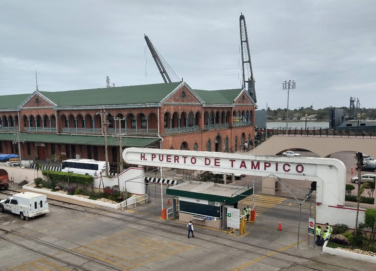 El capitán Carlos de Jesús Estudillo Villalobos  formaba parte de una red de servidores públicos que permitían  el ingreso y salida de hidrocarburo de manera ilegal, así como el tráfico de drogas a territorio nacional, del cual señalan que Carlos de Jesús era subdirector de la aduana marítima de Tampico, cargo que se confirmó  con la información proporcionada por la Secretaría de Marina.