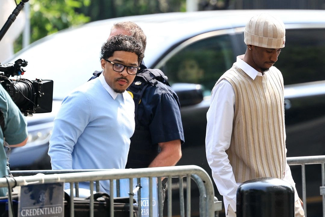 Justin Combs y King Combs, hijos de Sean 'Diddy' Combs, llegan a la corte federal de Manhattan, Nueva York, para el juicio por tráfico sexual de su padre, el 6 de junio de 2025. Foto 