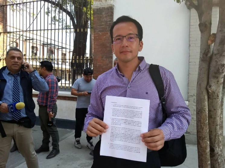 Ricardo Sayavedra Juárez, vocero autorizado de Israel Vallarta Cisneros con la petición para hablar con la titular de la Segob. Foto César Arellano 