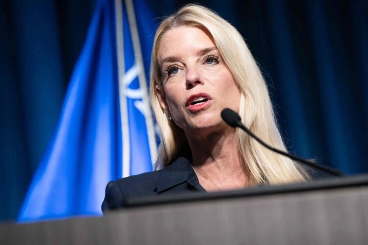 La fiscal general de EU, Pam Bondi durante conferencia de prensa. Foto