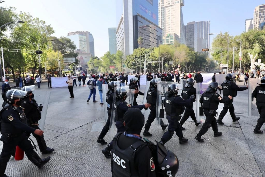 Policías, ex policías y familiares bloquean Insurgentes y Paseo de la Reforma, ante la indiferencia de autoridades de la Secretaría de Seguridad Ciudadana y del gobierno capitalino, para responder por el servicio médico, pago de pensiones y apoyo para las familias directas de los agentes que murieron por Covid-19, el 10 de noviembre de 2021. Foto Roberto García Ortiz

