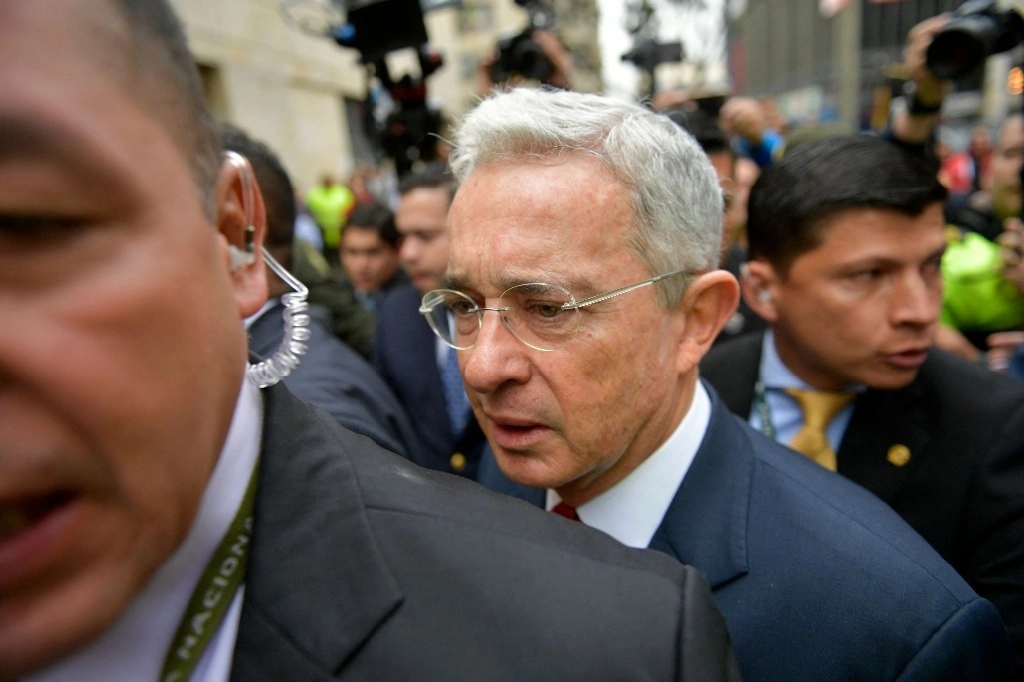 El ex presidente de Colombia Álvaro Uribe Vélez será llamado a juicio bajo la acusación de soborno a testigos y fraude procesal. Foto Afp / Archivo