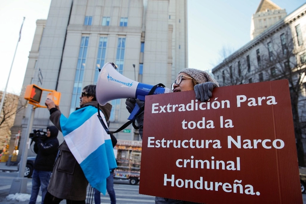 La gente protesta frente a un tribunal federal en Manhattan mientras comienza el juicio por tráfico de drogas contra el ex presidente de Honduras, Juan Orlando Hernández, en Nueva York, el 20 de febrero de 2024. Foto Afp