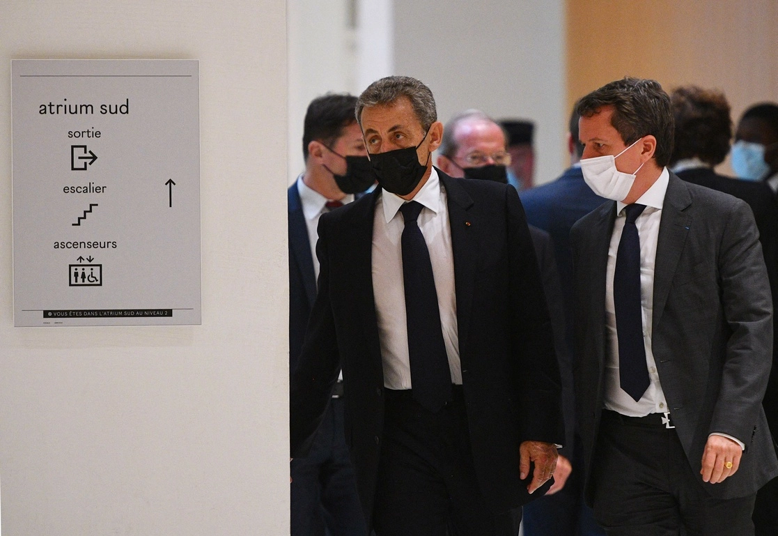 El ex presidente francés, Nicolas Sarkozy, camina durante la audiencia de este martes en el tribunal, en París. Foto Afp 