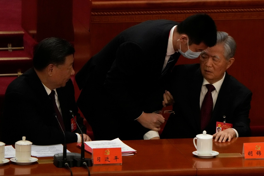 El presidente chino, Xi Jinping, (izquierda) observa al expresidente chino Hu Jintao quien es escoltado para salir del salón durante la ceremonia de clausura del 20º Congreso Nacional del gobernante Partido Comunista de China en el Gran Palacio del Pueblo en Beijing. Foto Ap 