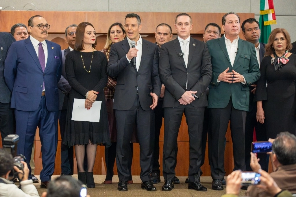 El ex gobernador de Oaxaca, Alejandro Murat, encabezó la conferencia de prensa en un hotel de la Ciudad de México, el 19 de diciembre de 2023. Foto Pablo Ramos