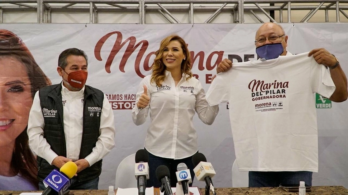 Marina del Pilar Ávila (c) junto con el doctor Alejandro Mungaray (der). Foto tomada de la página de Facebook @MarinadelpilarBc