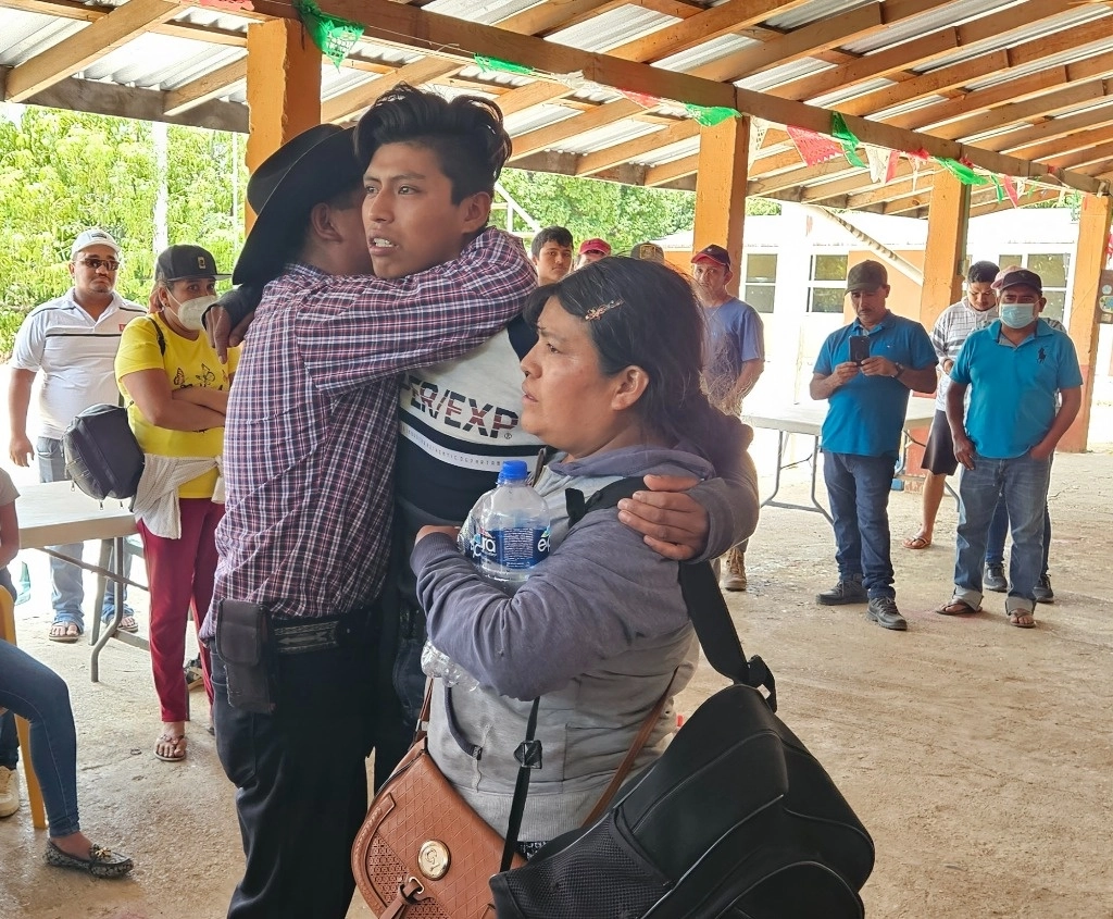 Fernando José Ventura, de 22 años, abraza a sus padres, quienes recorrieron más de 600 kilómetros, del municipio de Ixtapan del Oro, estado de México, a la localidad de Tecpan de Galeana, Guerrero, para rencontrarse con su hijo, tras ser presentado en una asamblea en el poblado de Santa Rosa de Lima, Guerrero, el 23 de marzo. Foto Sergio Ocampo Arista 



