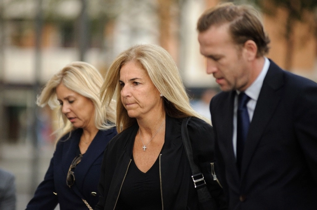 La ex tenista española Arantxa Sánchez Vicario (al centro), tres veces ganadora de Roland Garros, fue condenada a dos años de cárcel por ocultar patrimonio para no pagar una deuda con un banco. La imagen, de septiembre de 2023. Foto Europa Press